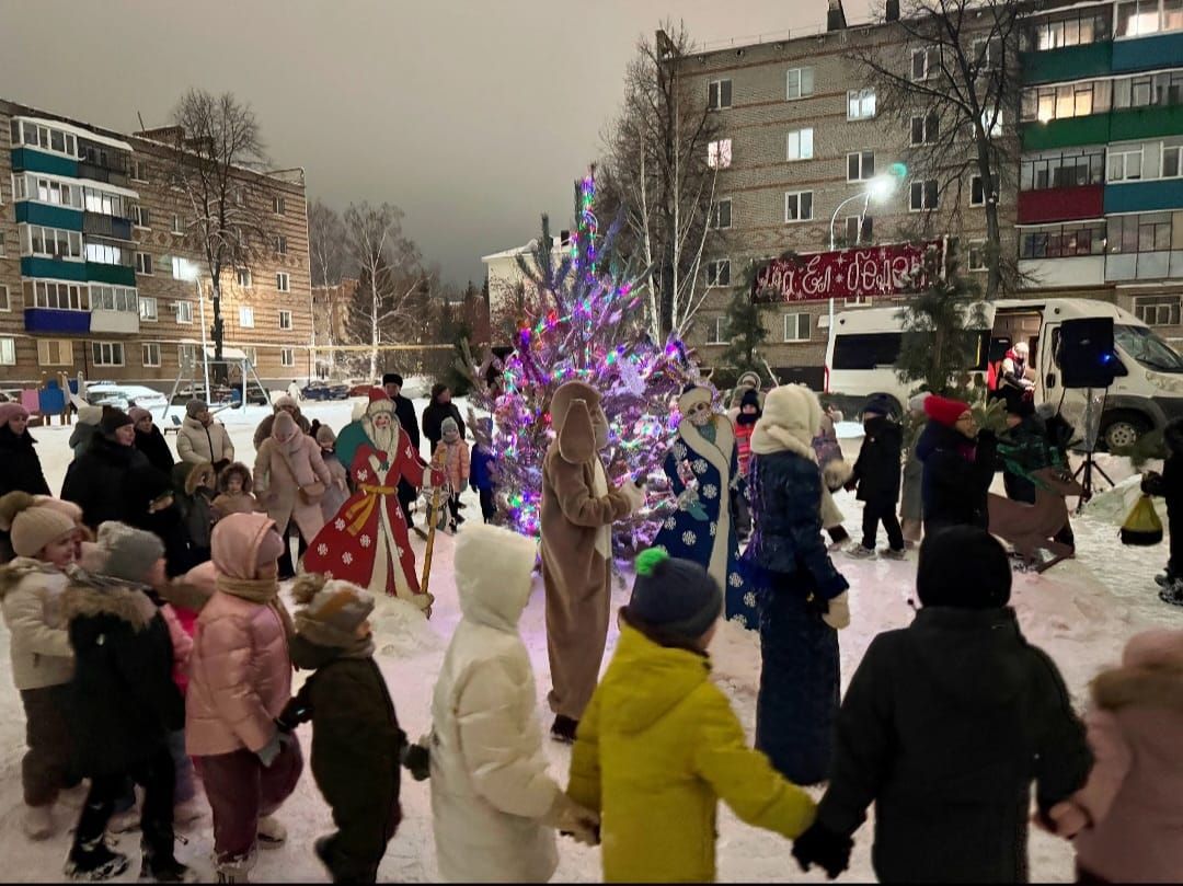 В Азнакаево прошел новогодний праздник двора