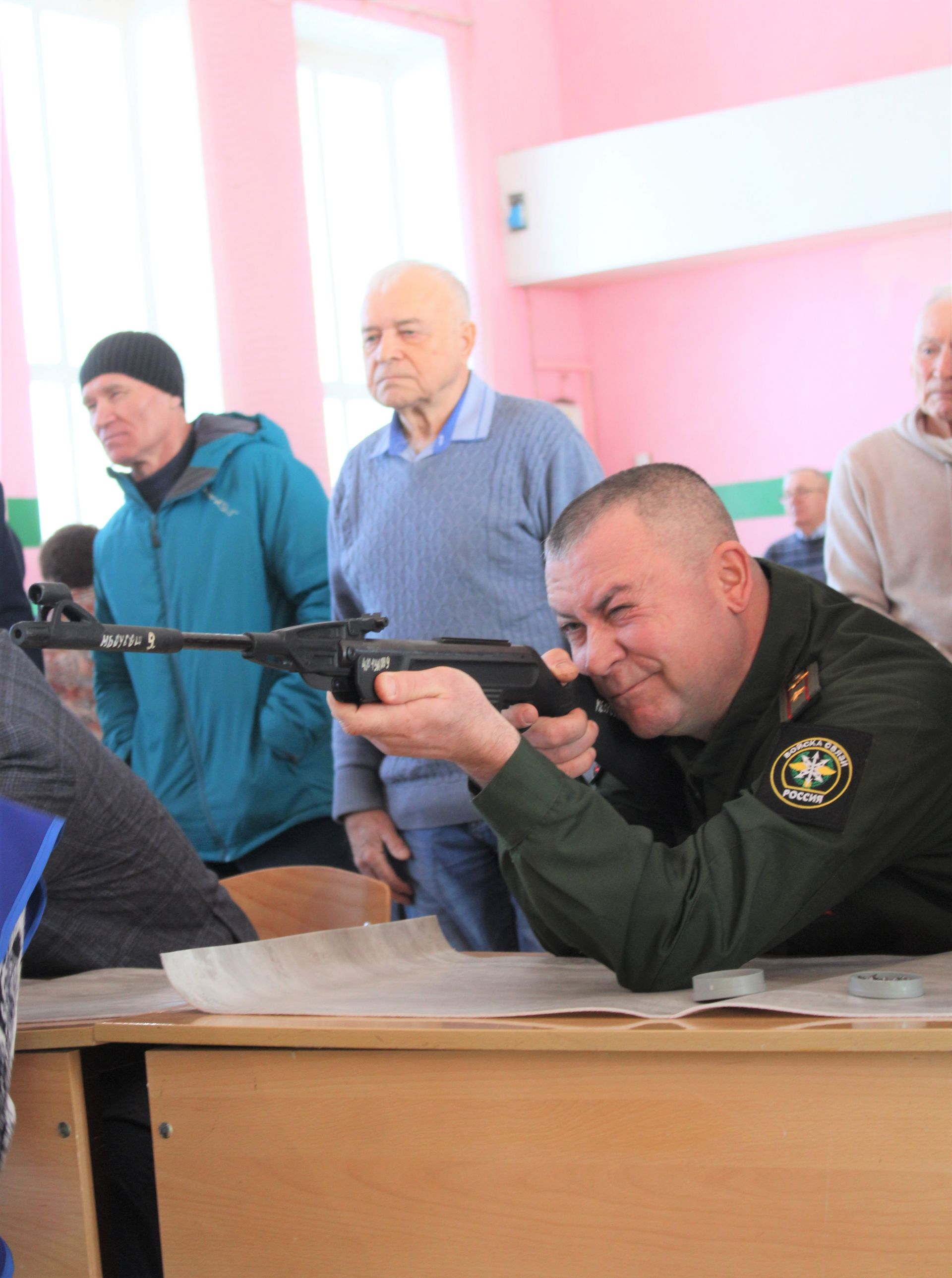 Сегодня в Азнакаевской средней школе № 9 прошел турнир «Ворошиловский стрелок» по стрельбе из пневматической винтовки