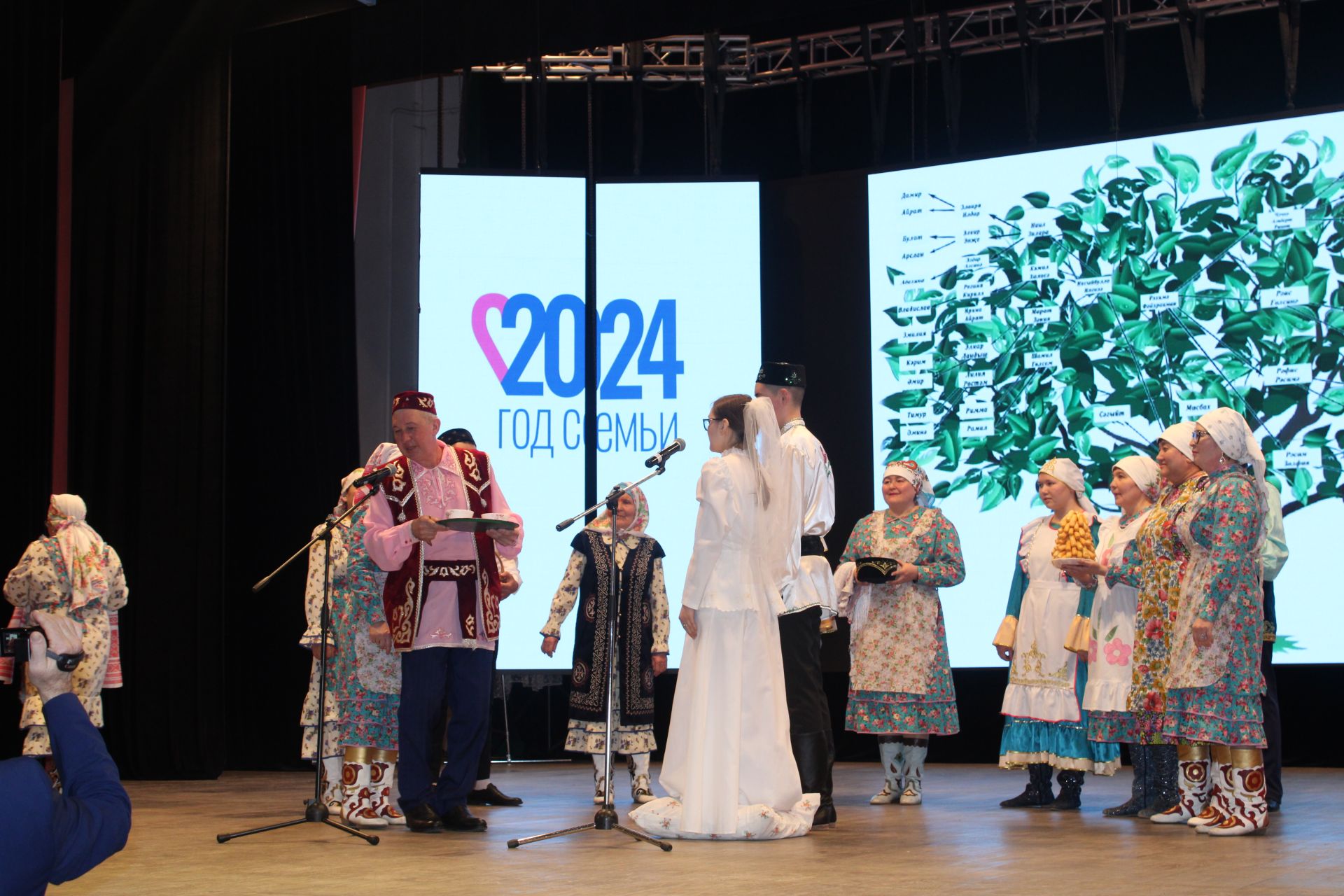 В районно-городском Дворце культуры прошел муниципальный этап фестиваля родословных «Эхо веков в истории семьи»