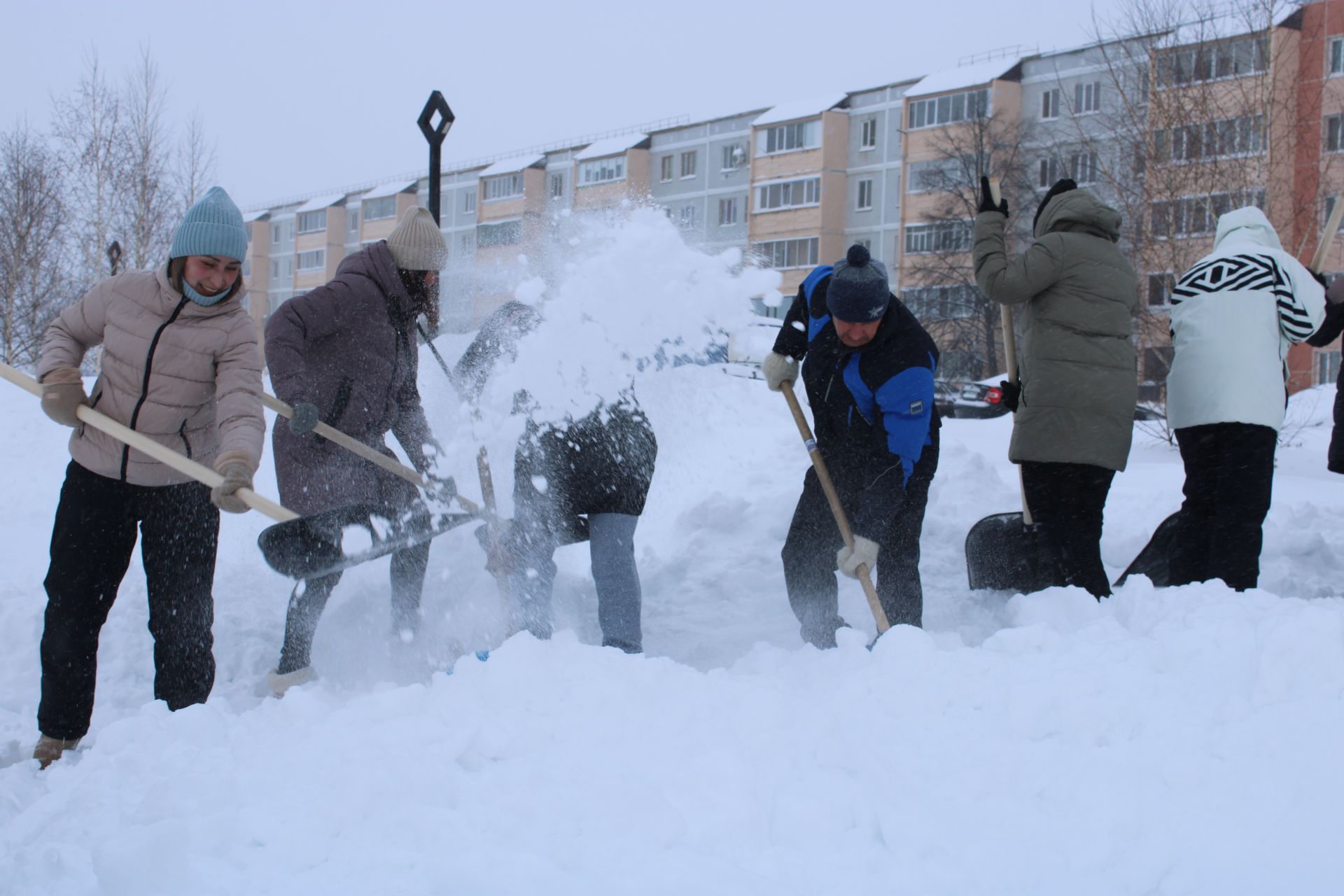 Представители Управления образования города Азнакаево организовали уборку снега на территории парка Победы