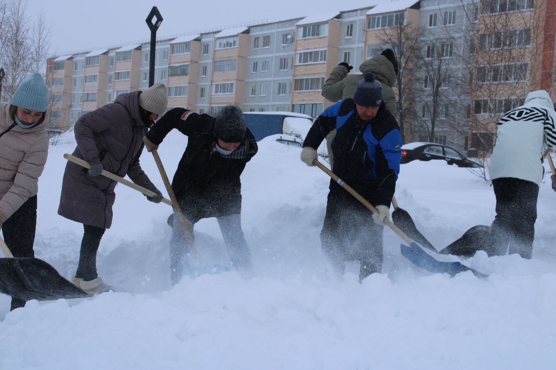 Представители Управления образования города Азнакаево организовали уборку снега на территории парка Победы