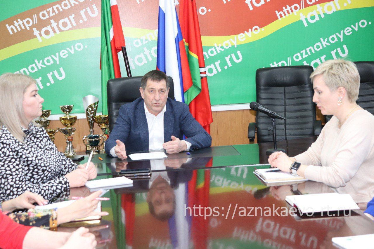 Азнакай волонтерлары берләшә