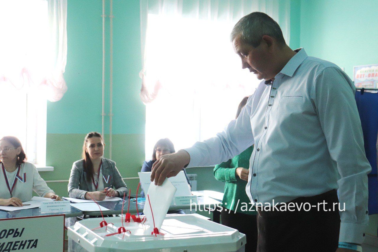 В Азнакаево проголосовала династия учителей