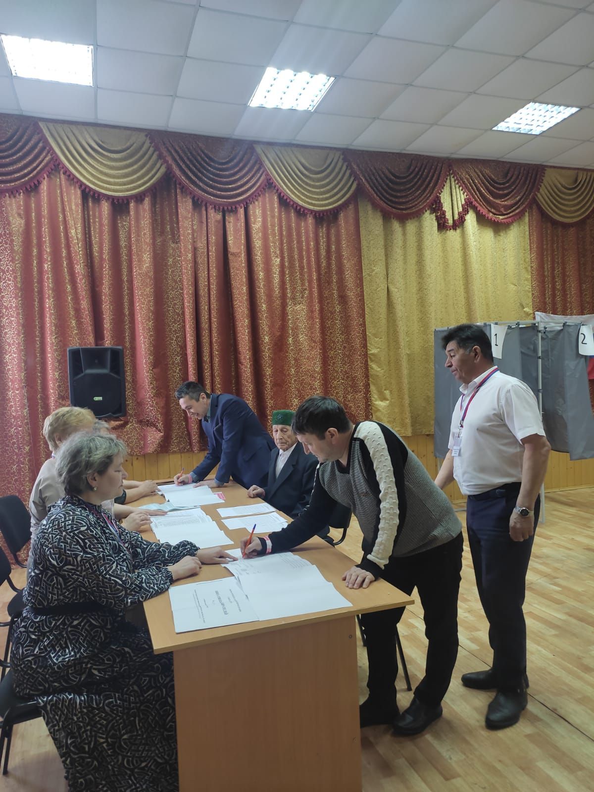 Латыйповлар гаиләсе килеп кергәч, Азнакай районы  Мәндәй авылы сайлау участогы  аеруча җанланып алды