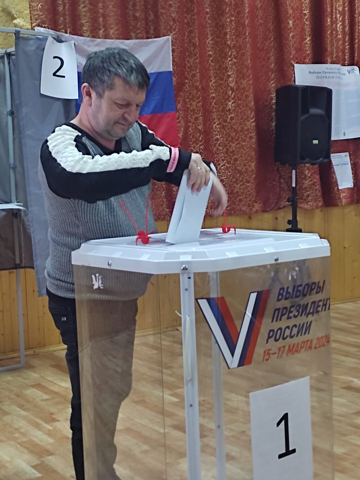 Латыйповлар гаиләсе килеп кергәч, Азнакай районы  Мәндәй авылы сайлау участогы  аеруча җанланып алды
