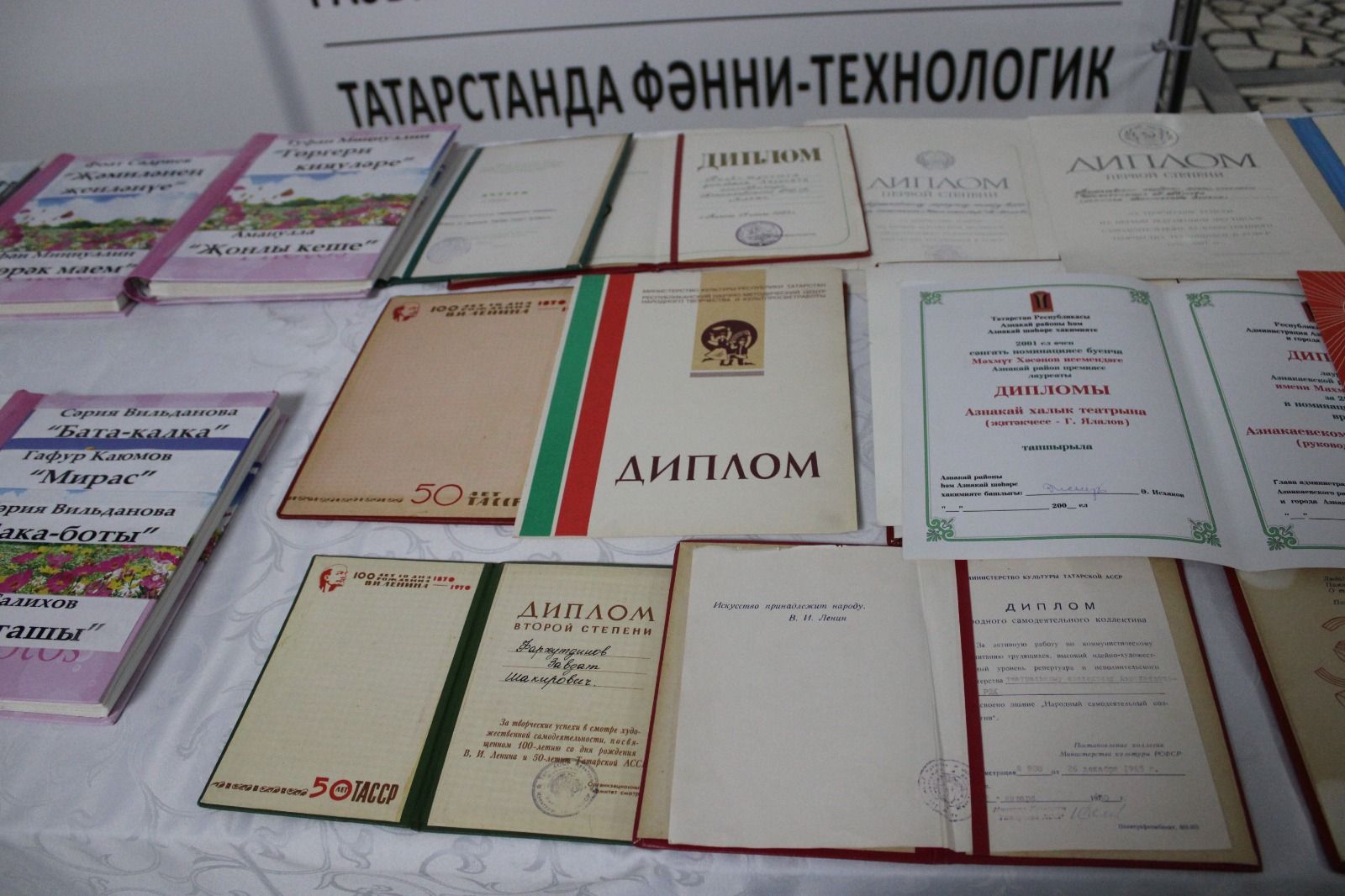 Азнакай район-шәһәр мәдәният сараенда «Онытылмас мизгелләр» дип аталган искә алу кичәсе узды