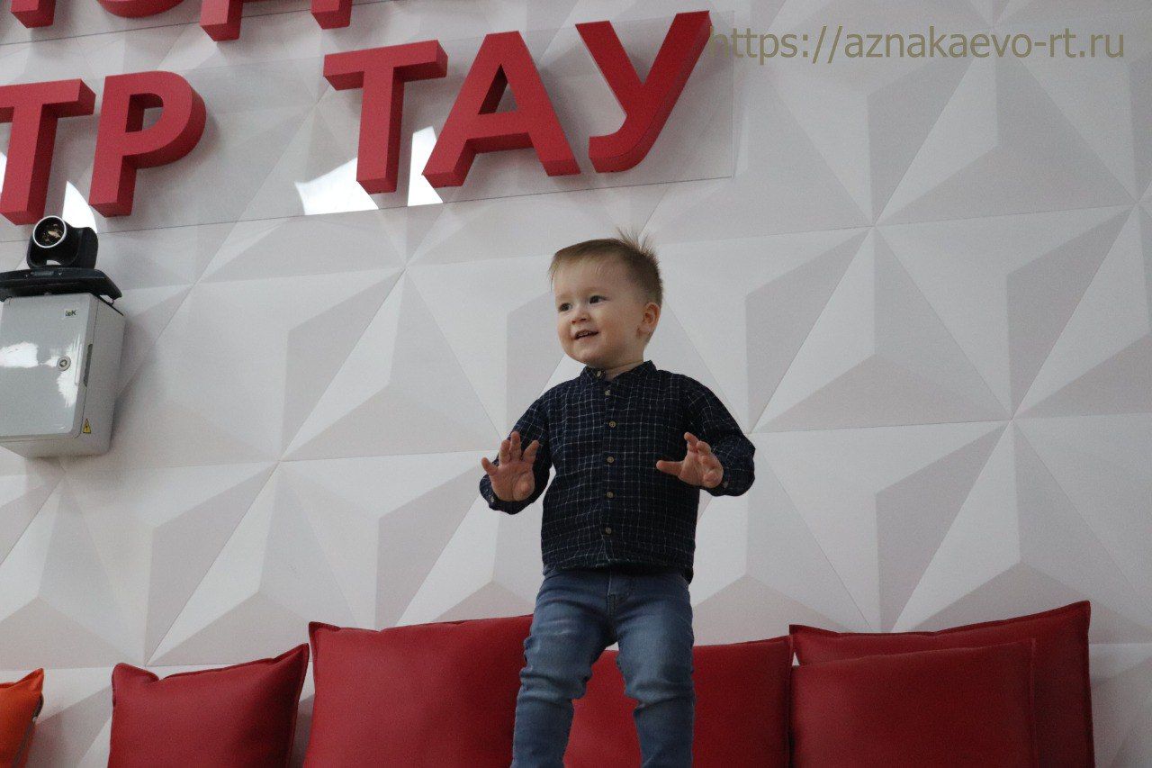 Азнакайда яңа туган балалы гаиләләрне тәбрикләделәр