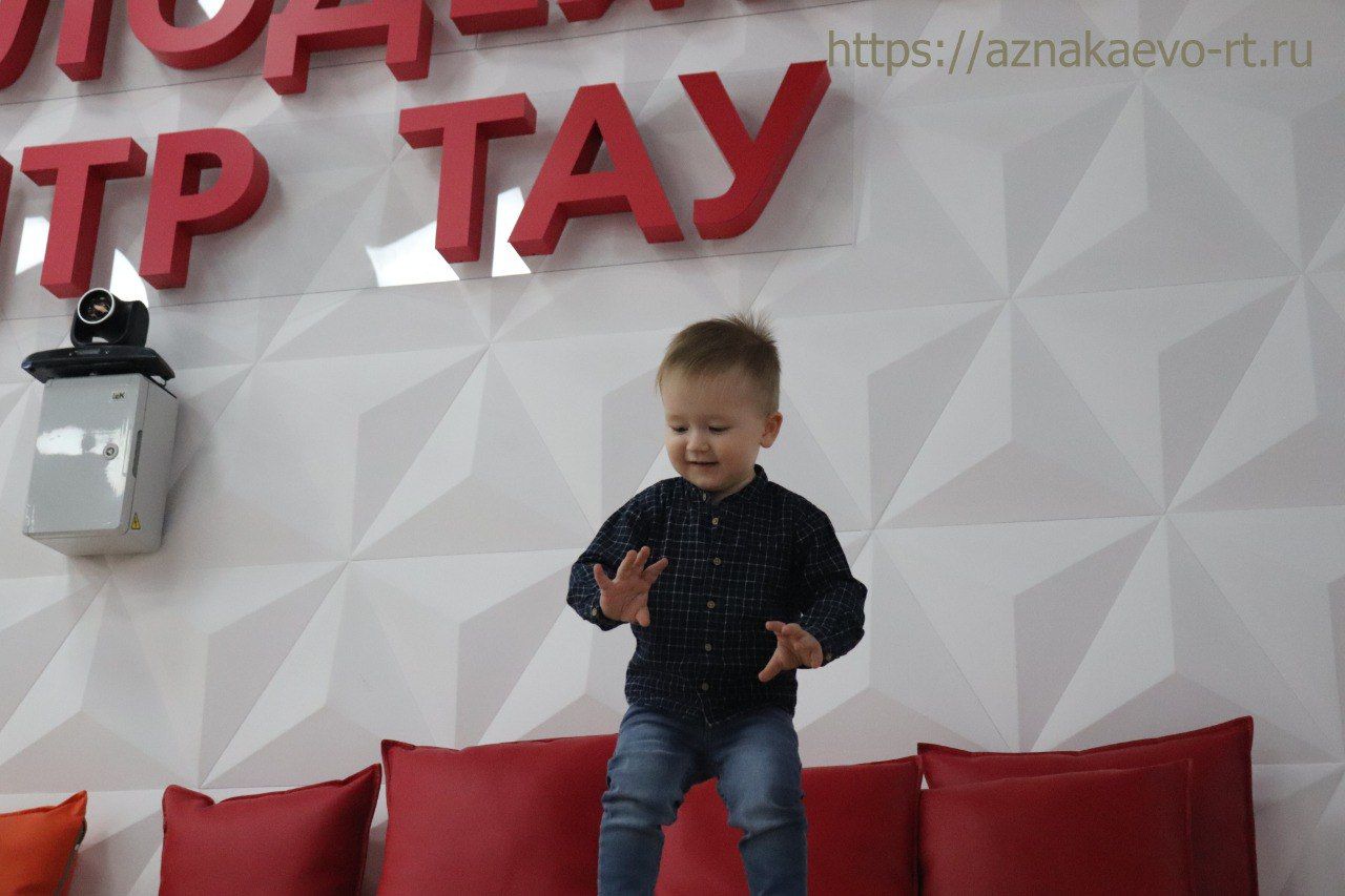 Азнакайда яңа туган балалы гаиләләрне тәбрикләделәр