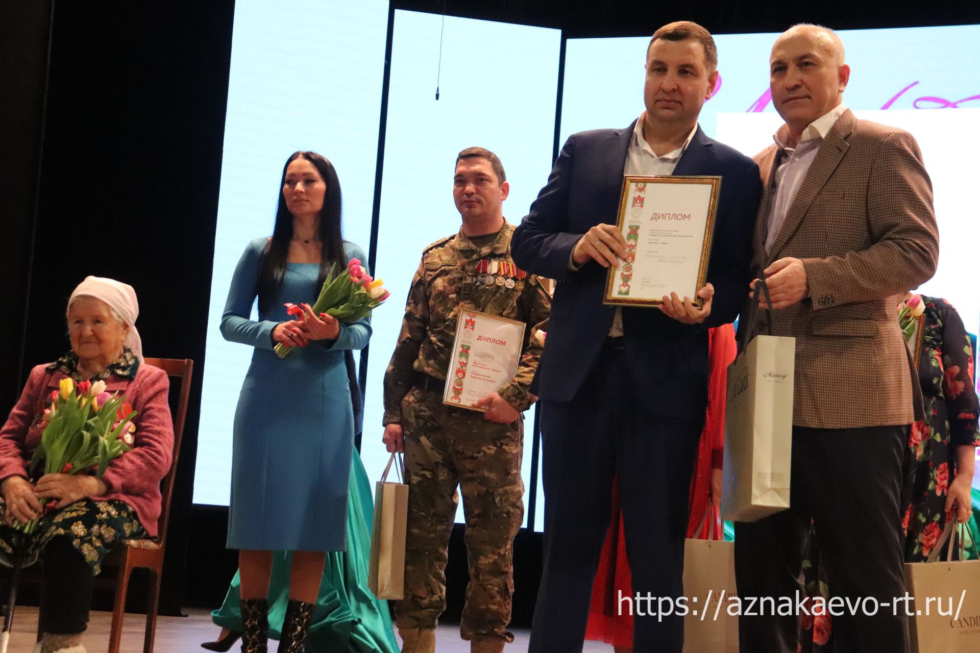 Азнакайда хатын-кызларны хөрмәтләделәр