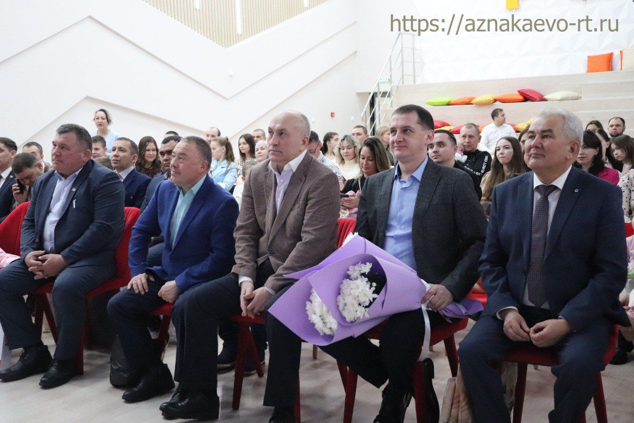 Азнакайда яңа туган балалы гаиләләрне тәбрикләделәр