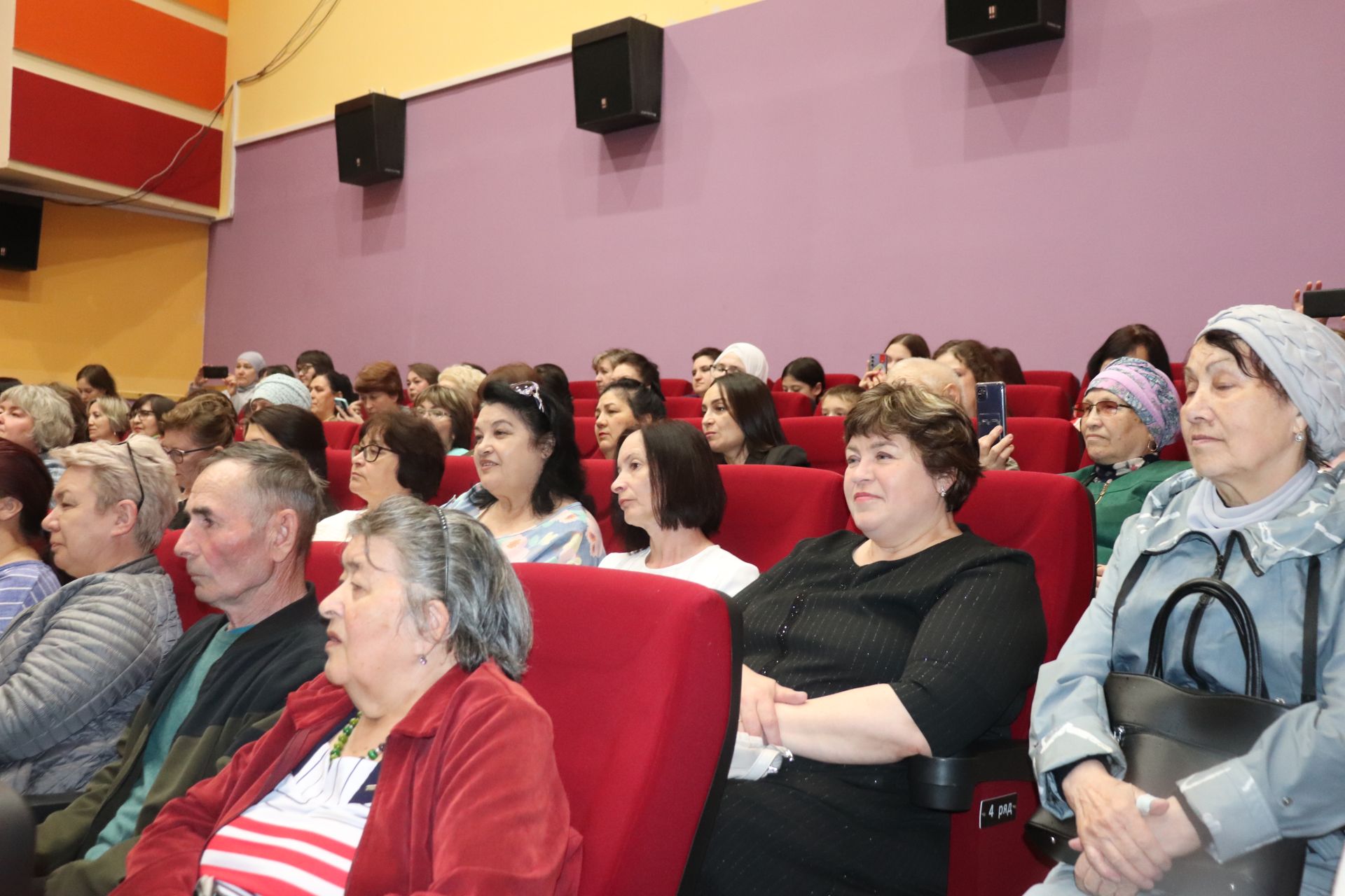 Азнакайда Нур Әхмәдиев яшәгән йортта истәлек тактасы ачу тантанасы булды
