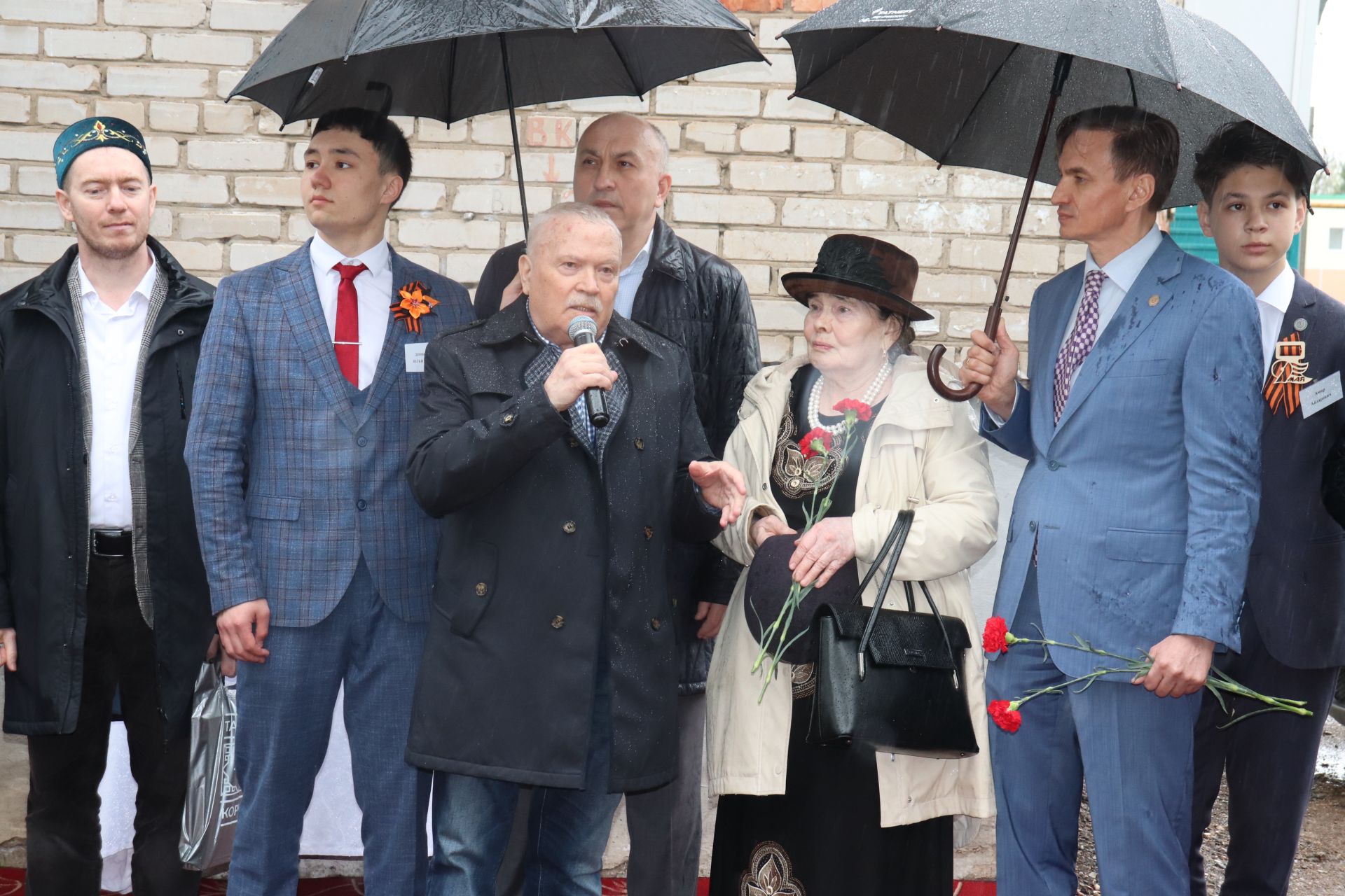Азнакайда Нур Әхмәдиев яшәгән йортта истәлек тактасы ачу тантанасы булды