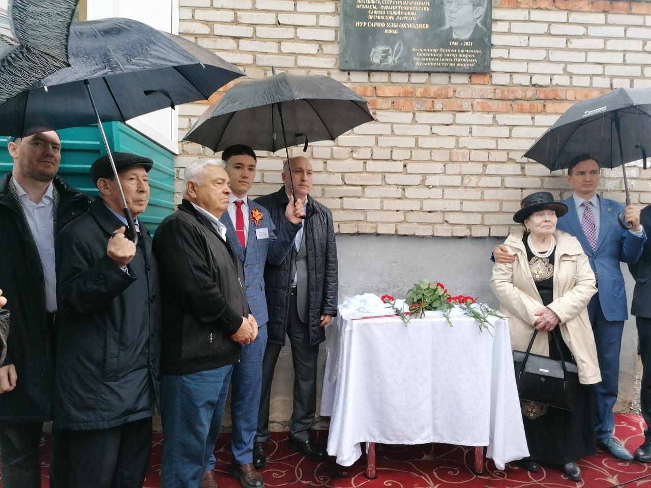 Азнакайда Нур Әхмәдиев яшәгән йортта истәлек тактасы ачу тантанасы булды