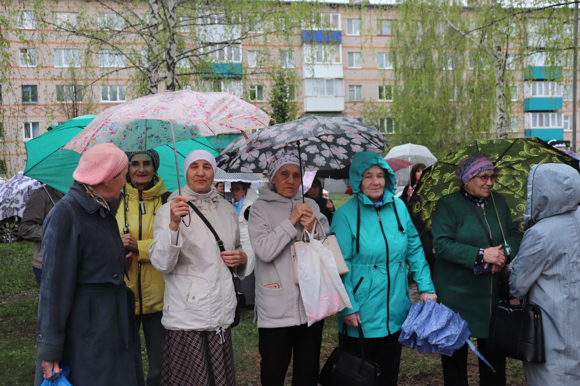 Азнакайда Нур Әхмәдиев яшәгән йортта истәлек тактасы ачу тантанасы булды