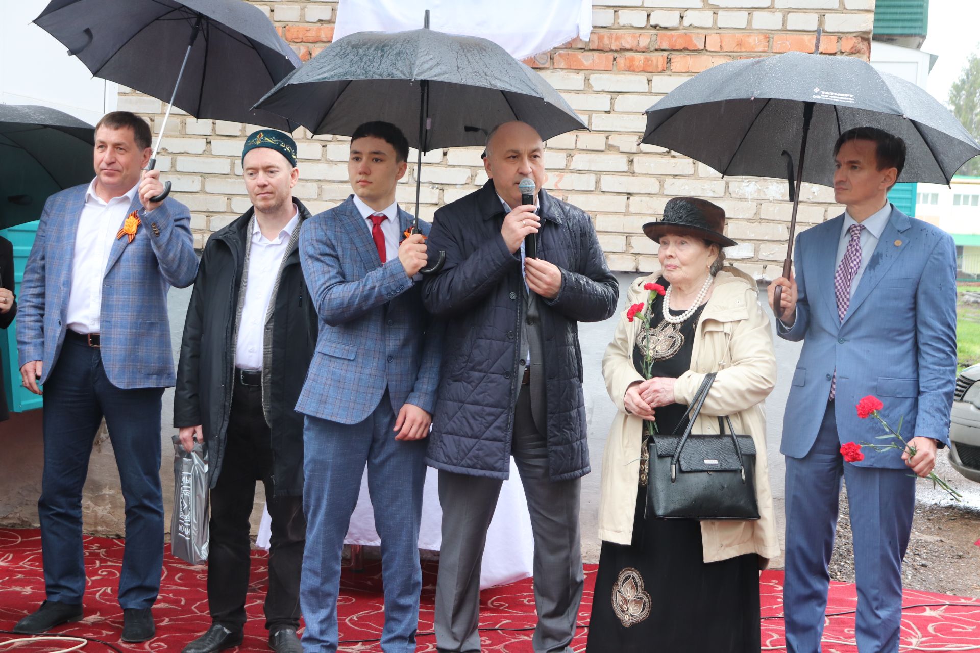 Азнакайда Нур Әхмәдиев яшәгән йортта истәлек тактасы ачу тантанасы булды