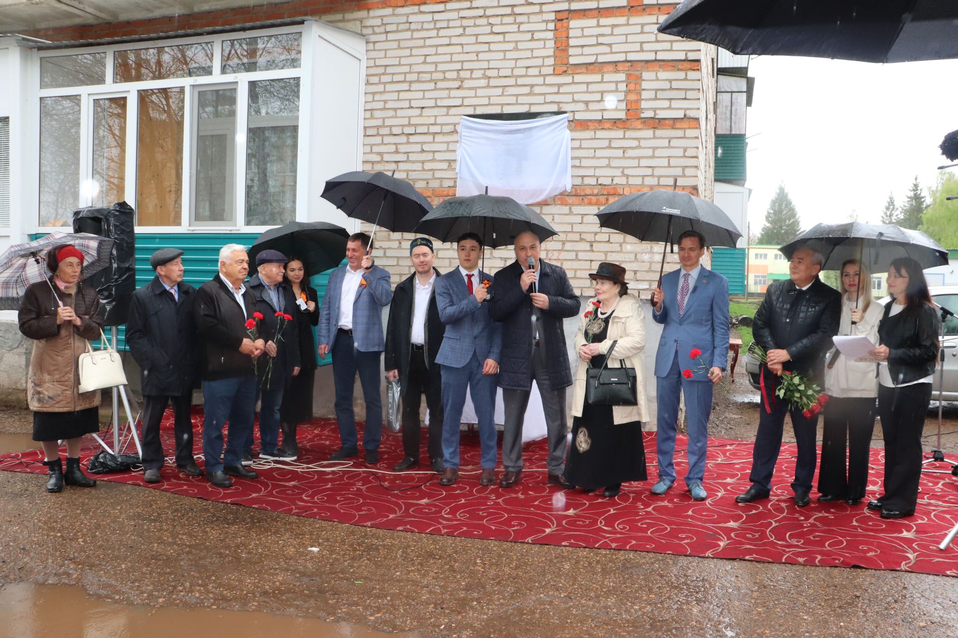 Азнакайда Нур Әхмәдиев яшәгән йортта истәлек тактасы ачу тантанасы булды