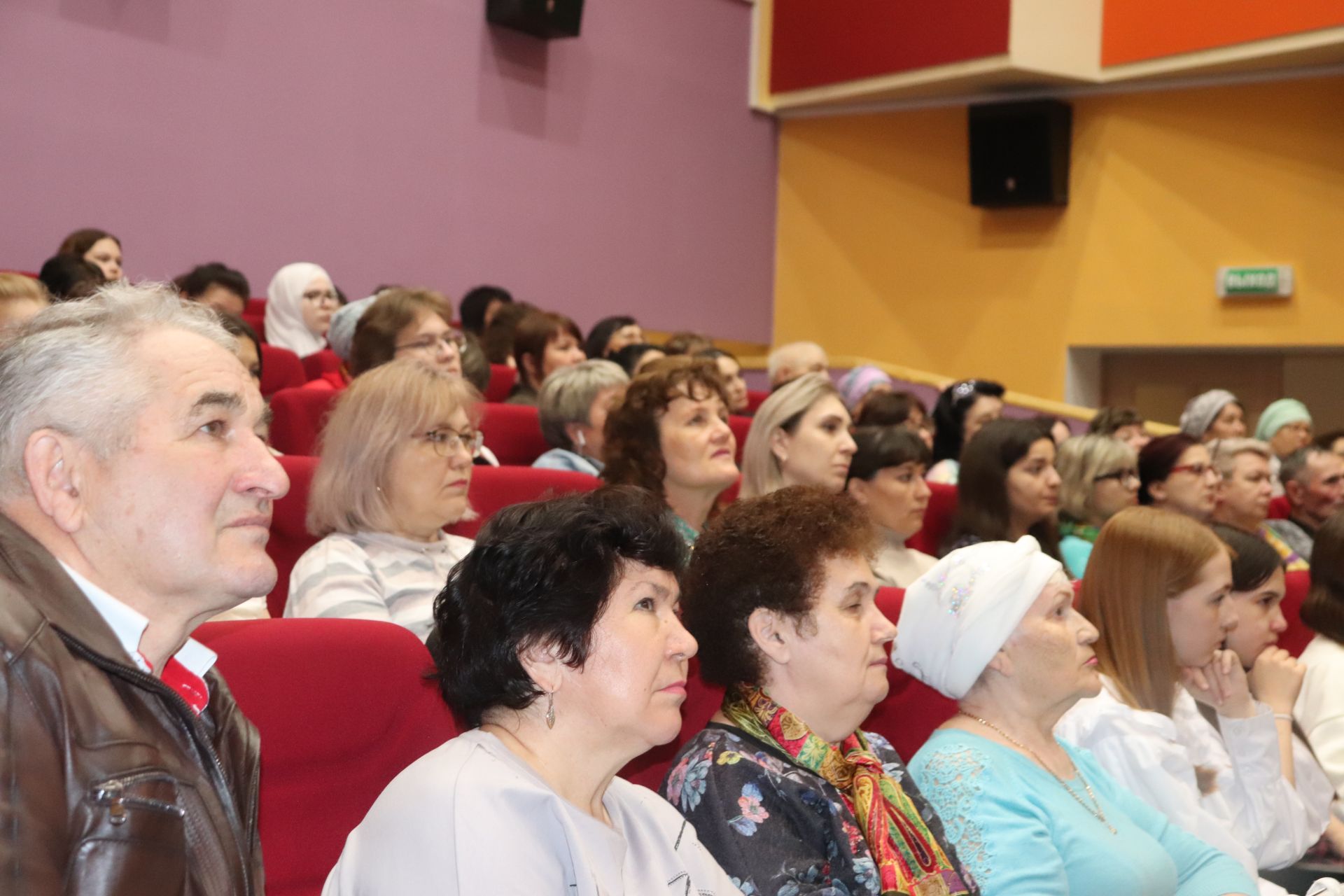 Азнакайда Нур Әхмәдиев яшәгән йортта истәлек тактасы ачу тантанасы булды