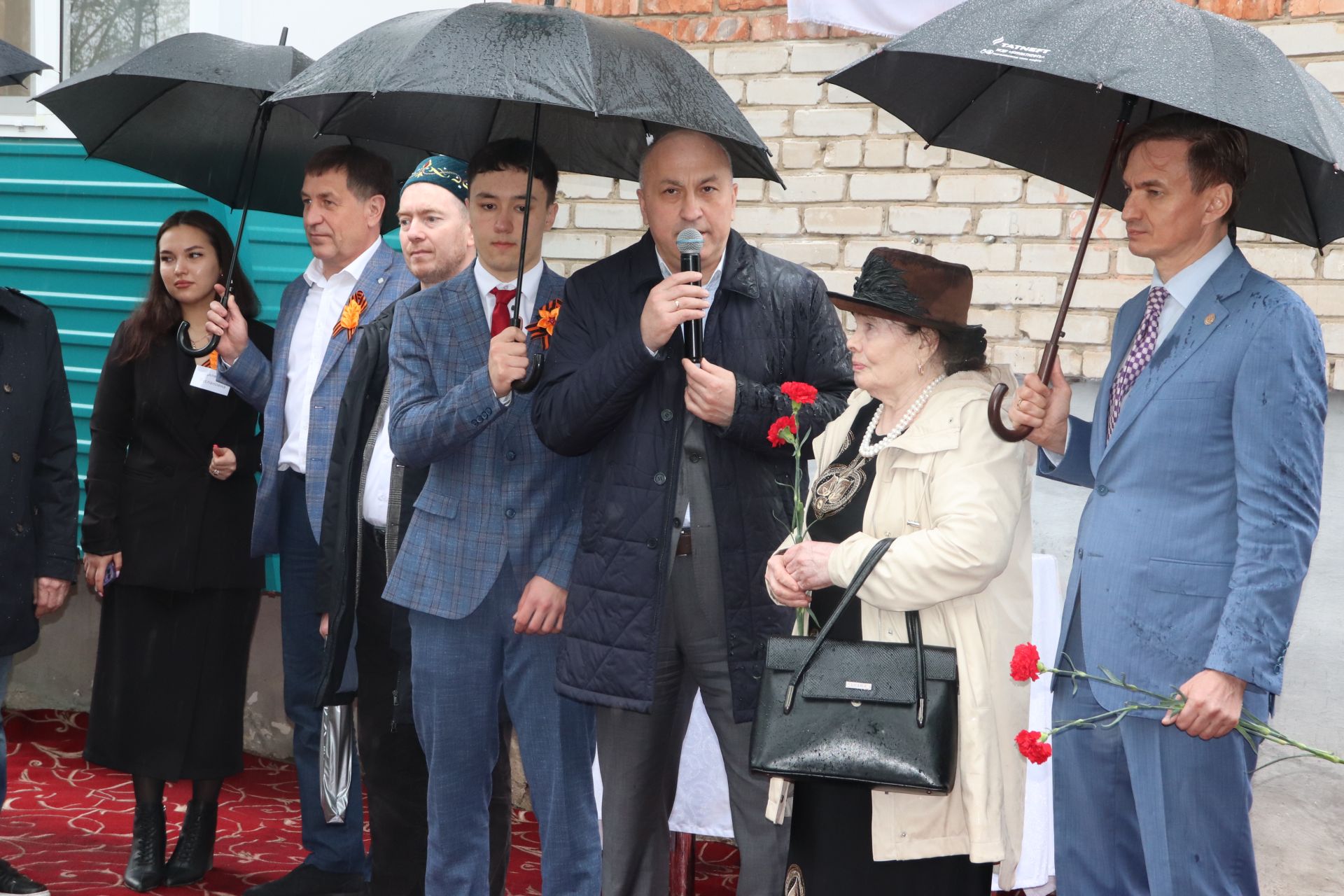 Азнакайда Нур Әхмәдиев яшәгән йортта истәлек тактасы ачу тантанасы булды