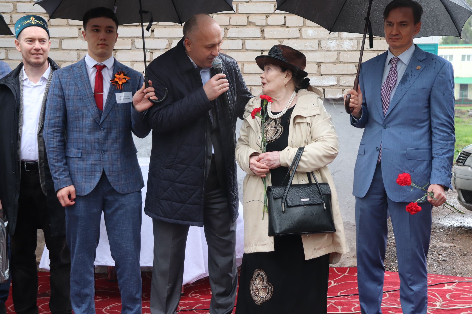 Азнакайда Нур Әхмәдиев яшәгән йортта истәлек тактасы ачу тантанасы булды