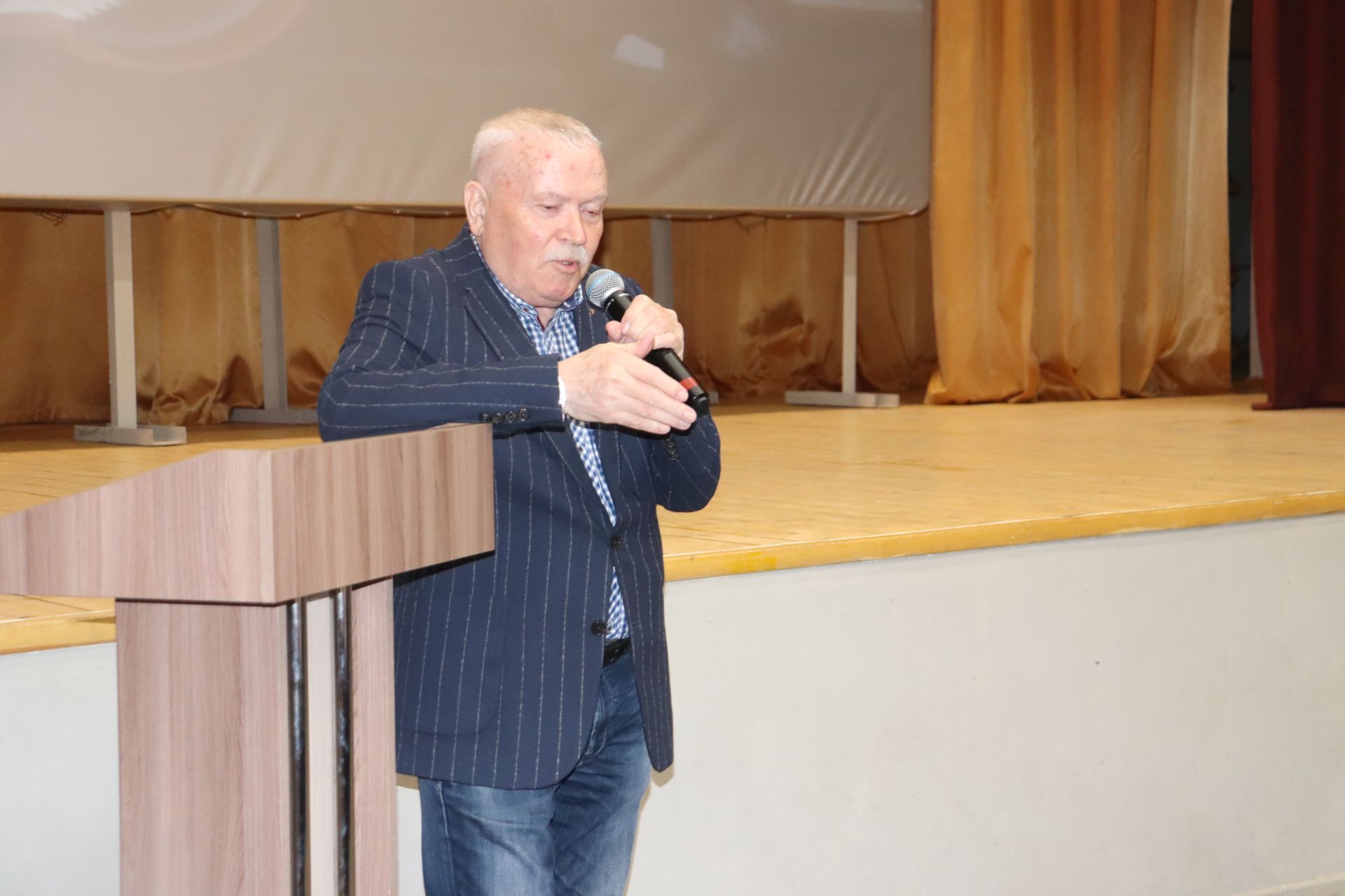 Азнакайда Нур Әхмәдиев яшәгән йортта истәлек тактасы ачу тантанасы булды
