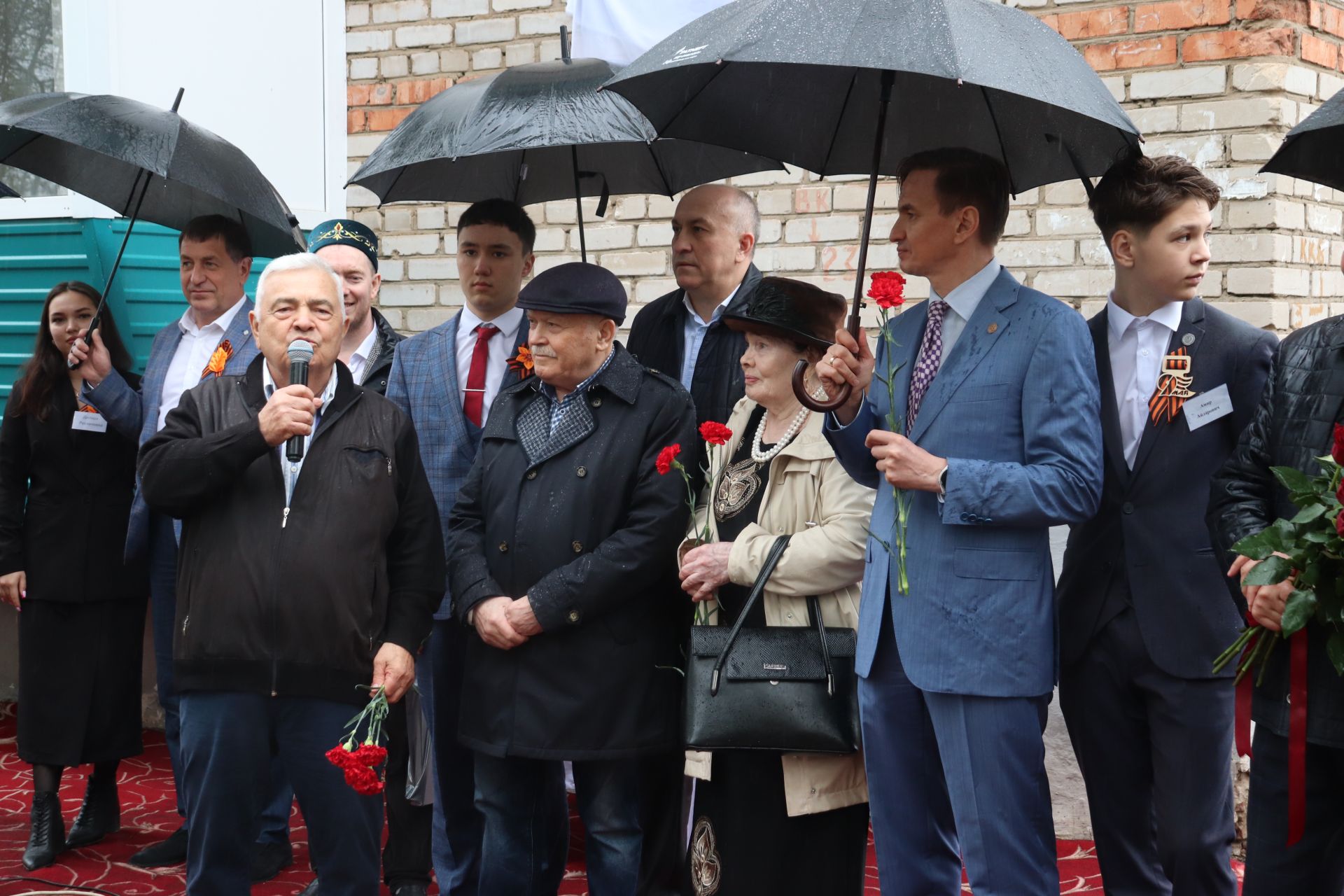 Азнакайда Нур Әхмәдиев яшәгән йортта истәлек тактасы ачу тантанасы булды
