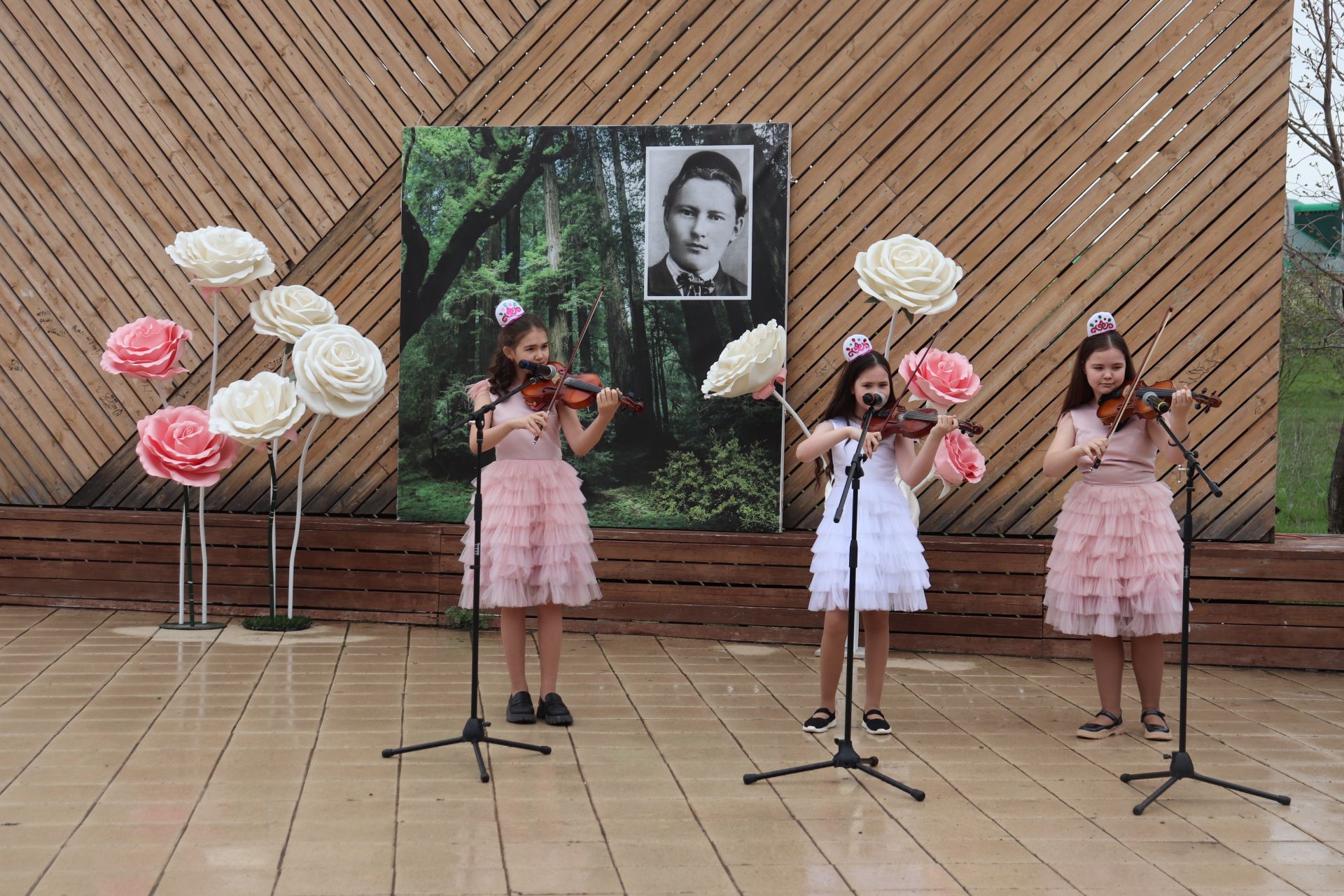 Азнакай  шәһәре Тарсус паркында бөек шагыйребез Габдулла Тукай һәйкәле янында зур бәйрәм узды
