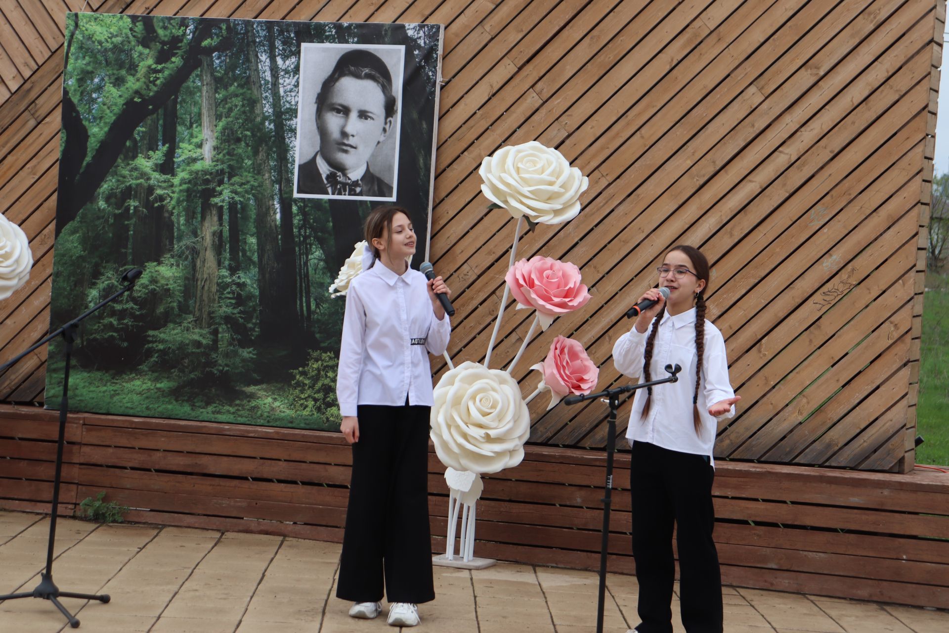 Азнакай  шәһәре Тарсус паркында бөек шагыйребез Габдулла Тукай һәйкәле янында зур бәйрәм узды