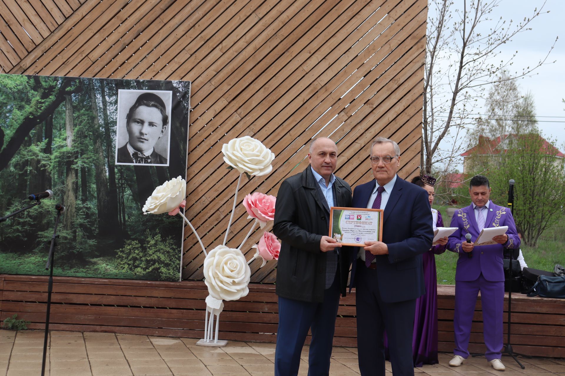 Азнакай  шәһәре Тарсус паркында бөек шагыйребез Габдулла Тукай һәйкәле янында зур бәйрәм узды