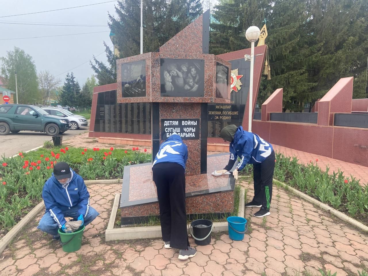 Азнакайлылар Бөек Ватан сугышы һәйкәлләрен төзекләндерү өмәсенә кушылды