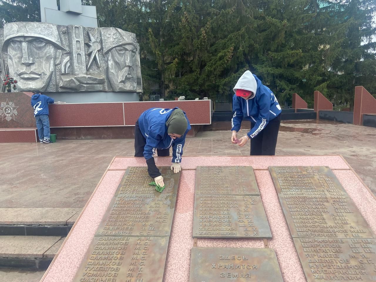 Азнакайлылар Бөек Ватан сугышы һәйкәлләрен төзекләндерү өмәсенә кушылды