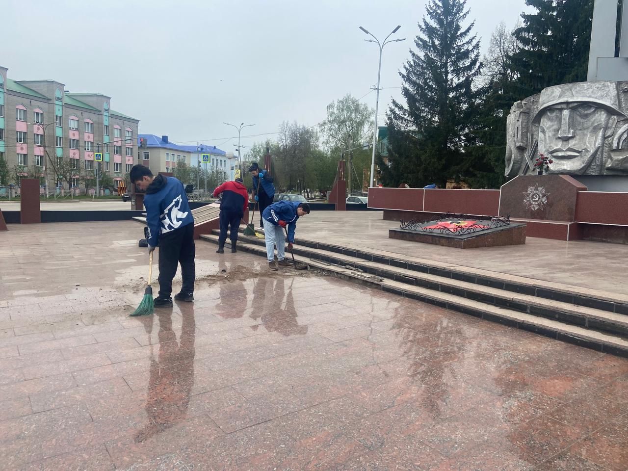 Азнакайлылар Бөек Ватан сугышы һәйкәлләрен төзекләндерү өмәсенә кушылды