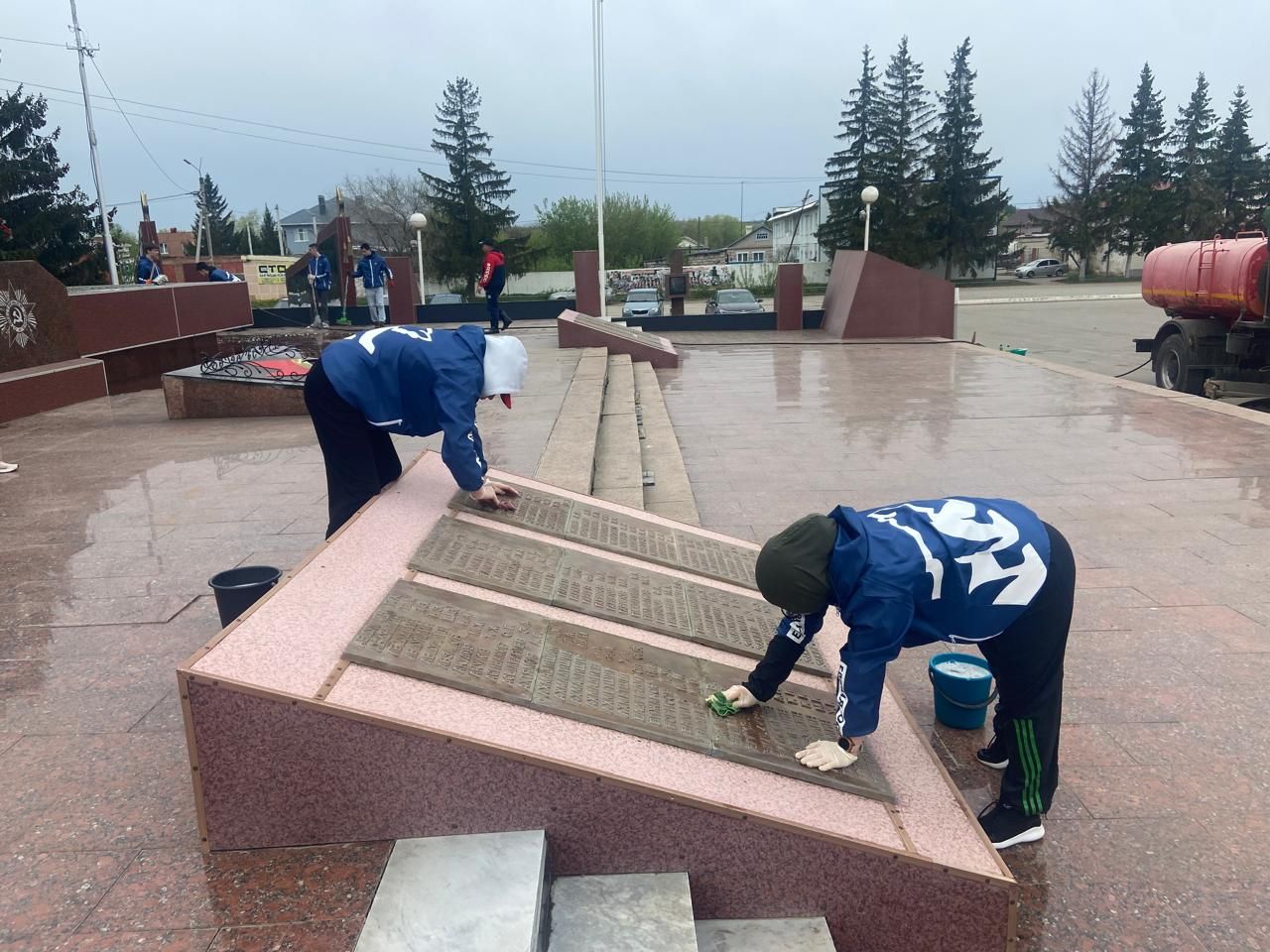 Азнакайлылар Бөек Ватан сугышы һәйкәлләрен төзекләндерү өмәсенә кушылды
