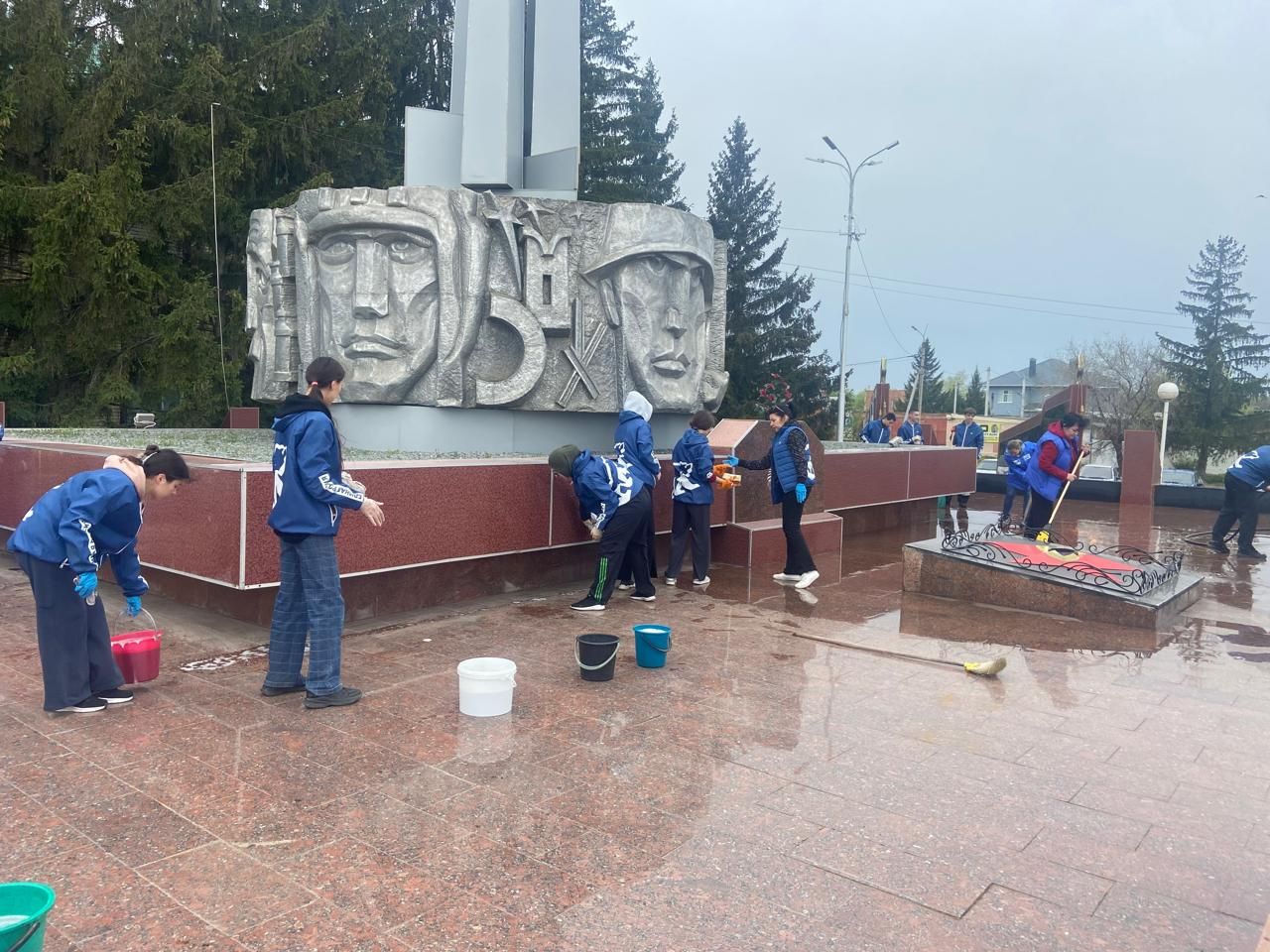 Азнакайлылар Бөек Ватан сугышы һәйкәлләрен төзекләндерү өмәсенә кушылды