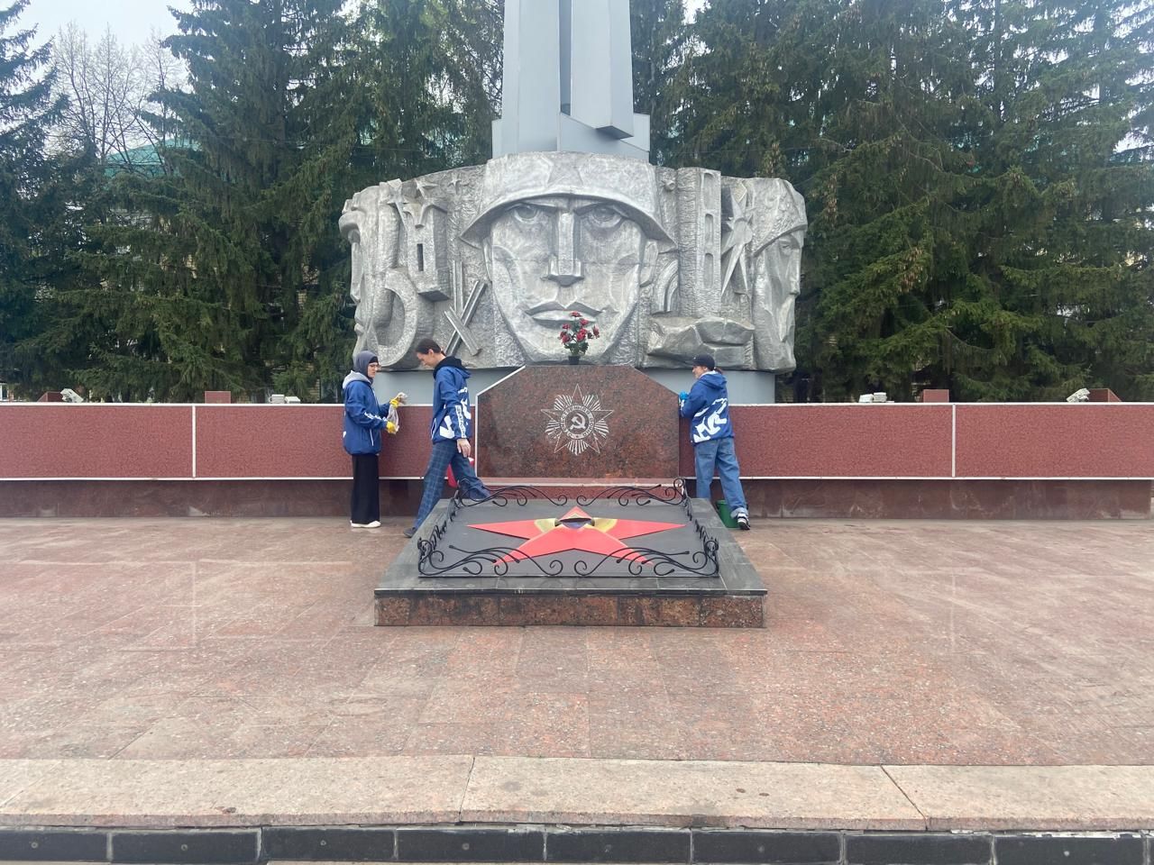 Азнакайлылар Бөек Ватан сугышы һәйкәлләрен төзекләндерү өмәсенә кушылды