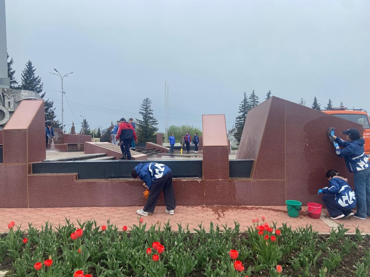 Азнакайлылар Бөек Ватан сугышы һәйкәлләрен төзекләндерү өмәсенә кушылды