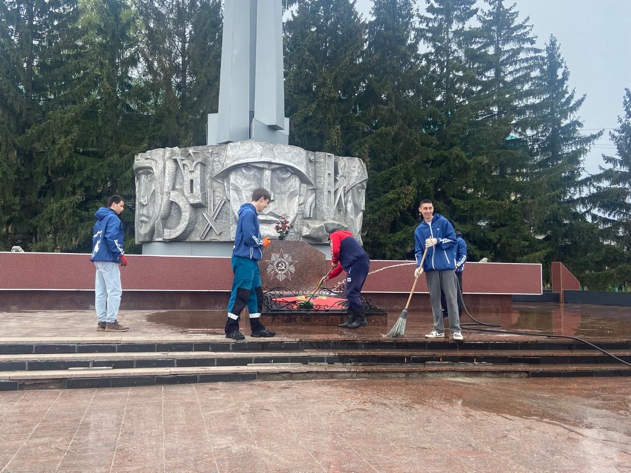 Азнакайлылар Бөек Ватан сугышы һәйкәлләрен төзекләндерү өмәсенә кушылды