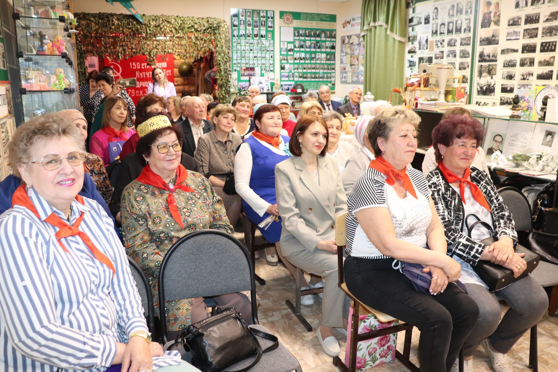 Азнакай шәһәре мәгариф музеенда мәгариф ветераны, Мәхмүт Хәсәнов премиясе лауреаты, ветеран – педагог Тәкъсимә Гарипованың “Онытылмас Үчәлле мәктәбем” китабын тәкъдим итү кичәсе узды