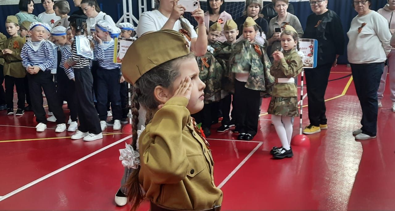 В Азнакаево прошел смотр-конкурс строя и песни среди детей