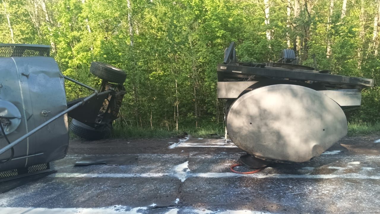 В Азнакаевском районе перевернулся молоковоз