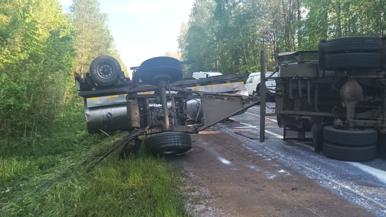 В Азнакаевском районе перевернулся молоковоз