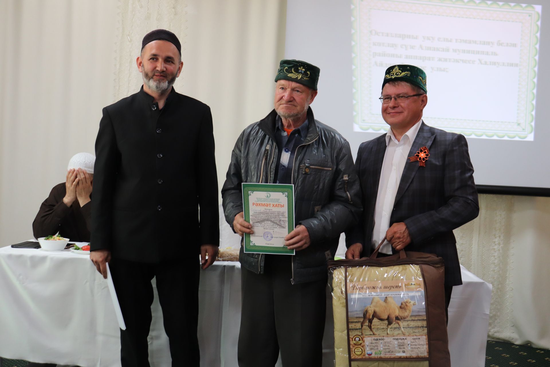 В центральной мечети города Азнакаево состоялось совещание преподавателей медресе по случаю окончания учебного года