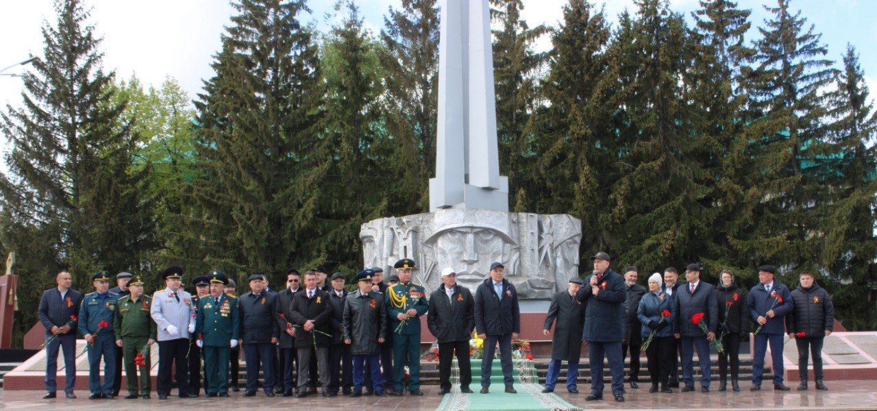 Азнакай шәһәре Җиңү мәйданындагы мемориаль комплекста веноклар, чәчәк бәйләмнәре салынды
