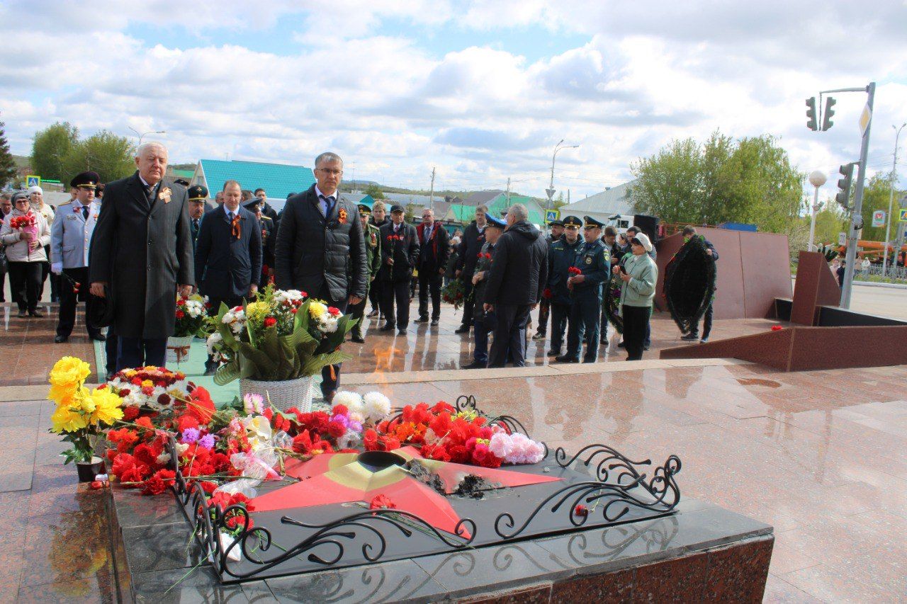 К мемориальному комплексу на площади Победы в Азнакаево возложили венки и букеты цветов