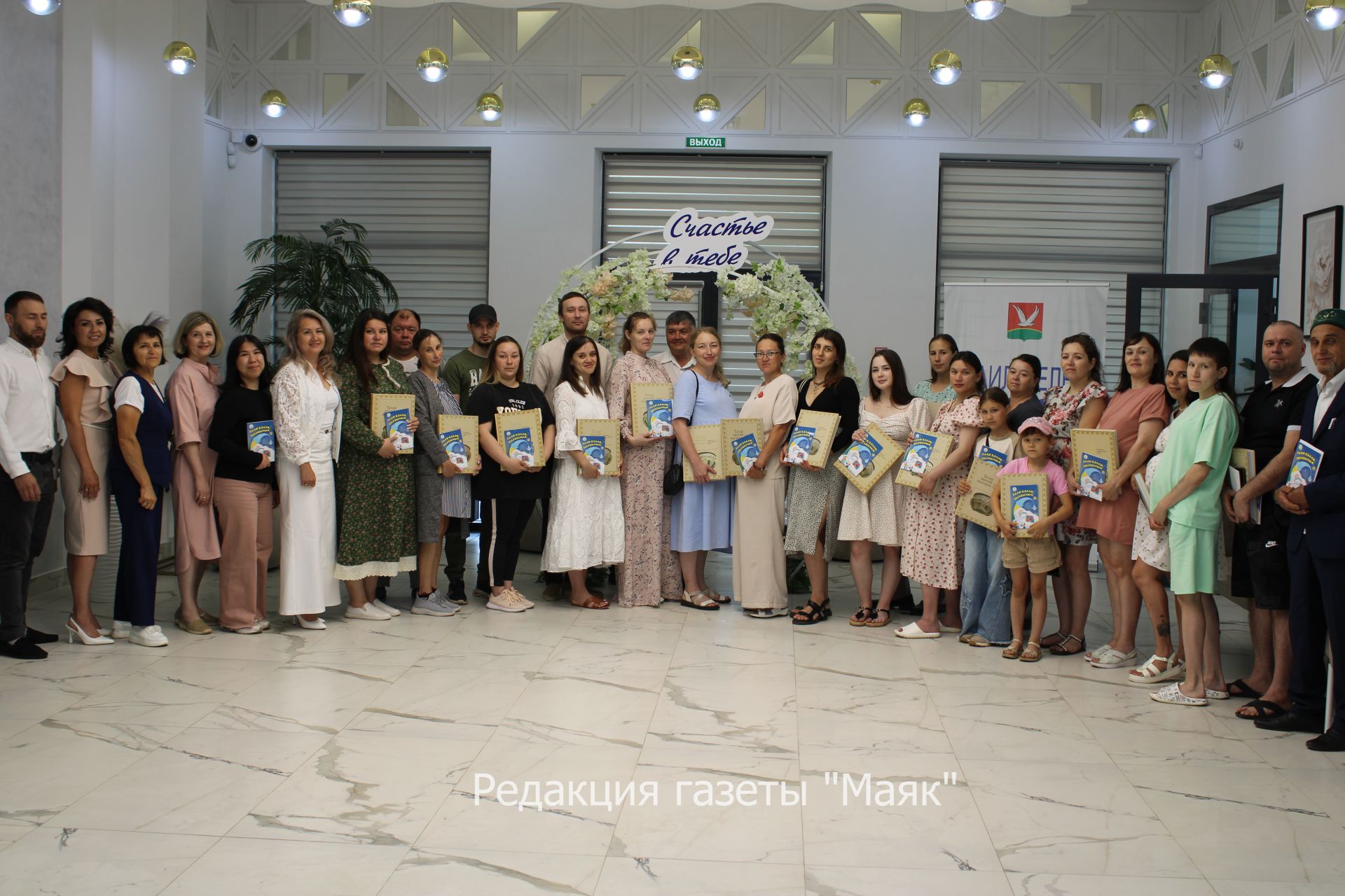 В Азнакаевском отделе ЗАГС прошло очередное занятие в Школе молодых родителей