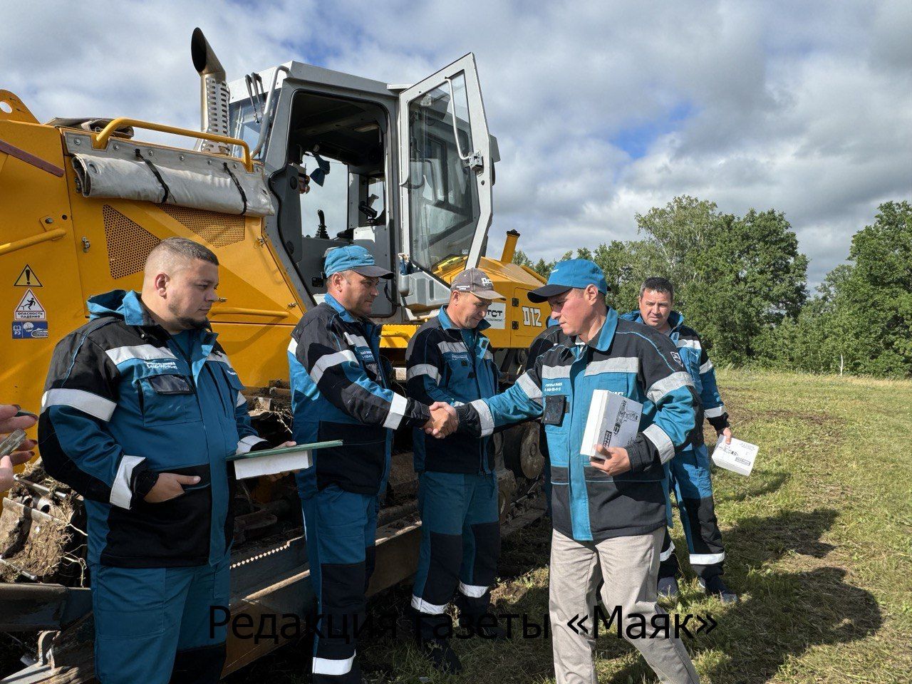 Азнакайда бульдозерчылар арасында бәйге үтте