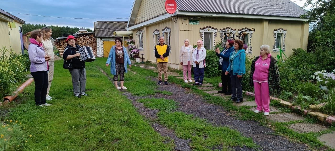 Азнакай “Гөлстан” әдәбият берләшмәсе әгъзалары кич утырдылар