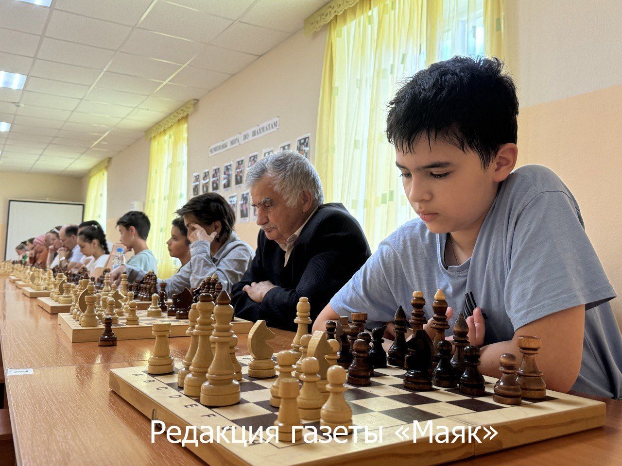 В Азнакаево прошел сеанс одновременной игры с известным шахматистом