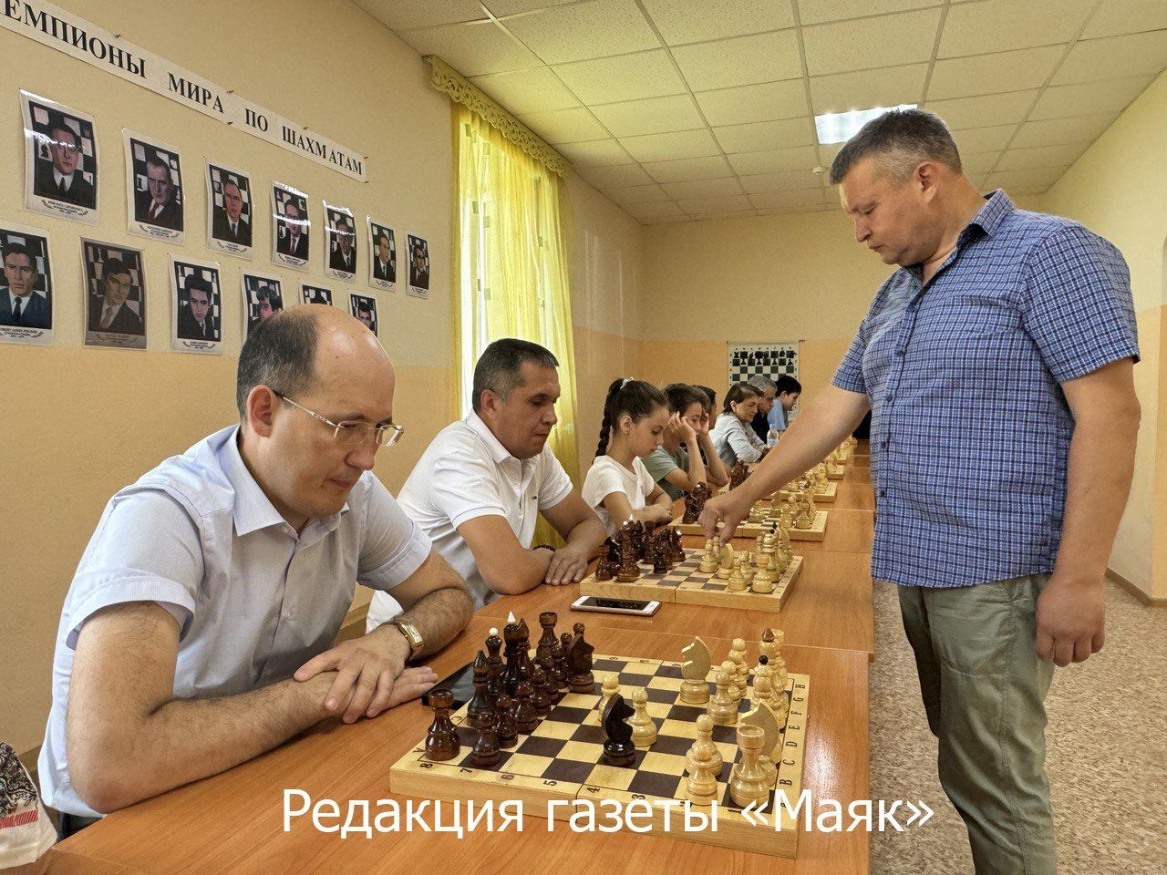 В Азнакаево прошел сеанс одновременной игры с известным шахматистом