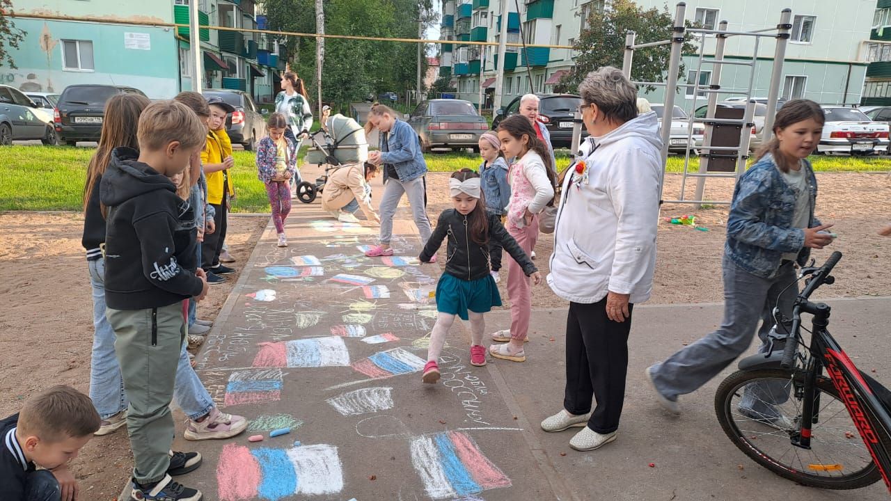 Азнакай балалары Россия флагын өйрәнә