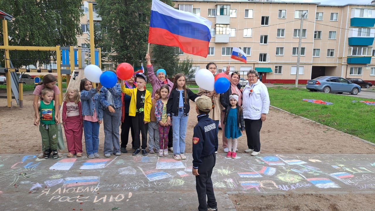 Азнакай балалары Россия флагын өйрәнә